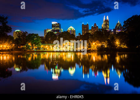 Die Skyline von Atlanta im See Clara Meer in Piedmont Park in Atlanta, Georgia. Stockfoto