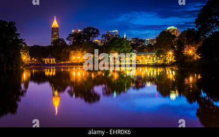 Die Skyline von Atlanta im See Clara Meer in Piedmont Park in Atlanta, Georgia. Stockfoto