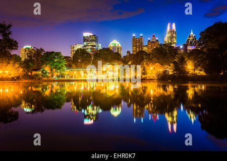 Die Skyline von Atlanta im See Clara Meer in Piedmont Park in Atlanta, Georgia. Stockfoto