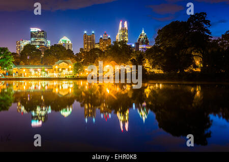 Die Skyline von Atlanta im See Clara Meer in Piedmont Park in Atlanta, Georgia. Stockfoto