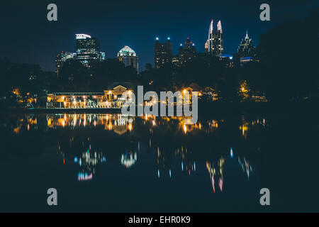 Die Skyline von Atlanta im See Clara Meer in Piedmont Park in Atlanta, Georgia. Stockfoto