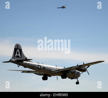 Van Nuys ca. 16. März 2015. Die einzige fliegende WWII Boeing b-29 Superfortress namens FIFI überkommt Roscoe BL. in Van Nuys Airport Montag. Die WWII-Bomber werden auf Display und Flug-Touren in dieser Woche am Flughafen. Foto von gen Blevins/LA DailyNews/ZumaPress Credit: Gene Blevins/ZUMA Draht/Alamy Live-Nachrichten Stockfoto