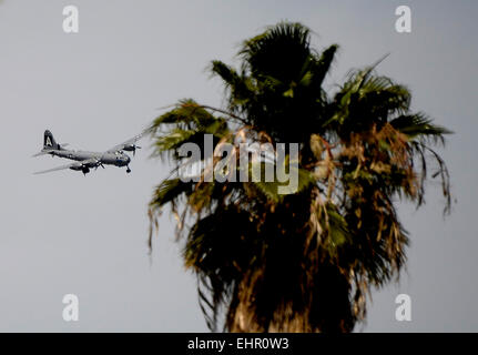 Van Nuys ca. 16. März 2015. Die einzige fliegende WWII Boeing b-29 Superfortress namens FIFI überkommt Roscoe BL. in Van Nuys Airport Montag. Die WWII-Bomber werden auf Display und Flug-Touren in dieser Woche am Flughafen. Foto von gen Blevins/LA DailyNews/ZumaPress Credit: Gene Blevins/ZUMA Draht/Alamy Live-Nachrichten Stockfoto