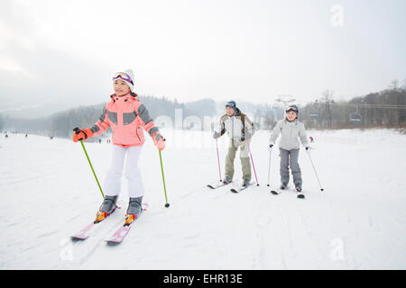Junge Familie Skifahren im Skigebiet Stockfoto
