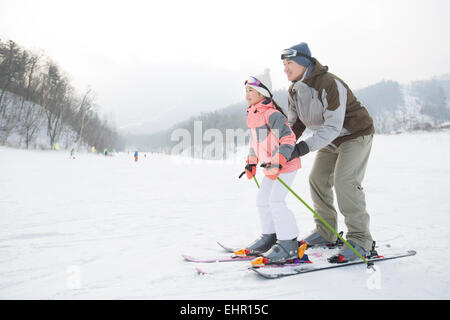 Junger Vater Tochter Skifahren Stockfoto