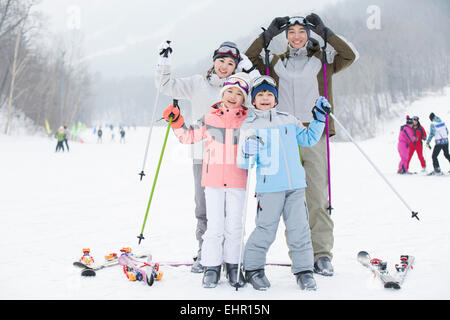 Junge Familie Skifahren im Skigebiet Stockfoto