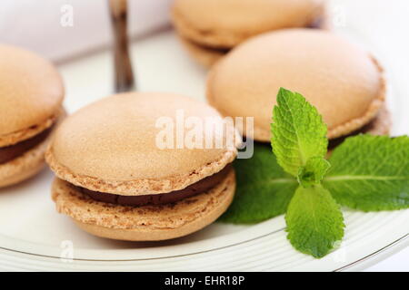 Mandeltorte mit Minze und Bitterschokolade. Stockfoto