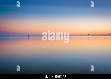 Der Golf von Mexiko bei Sonnenuntergang, gesehen vom Smathers Beach, Key West, Florida. Stockfoto