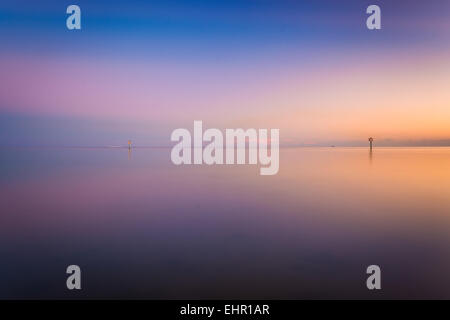 Der Golf von Mexiko bei Sonnenuntergang, gesehen vom Smathers Beach, Key West, Florida. Stockfoto