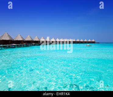 Häuser auf Pfählen am Meer. Malediven Stockfoto