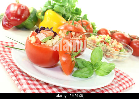 gefüllte Tomaten mit Nudelsalat und Pfeffer Stockfoto