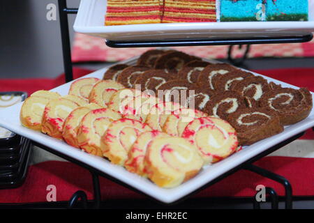 Schoko-Vanille-Torte Brötchen mit Creme-Füllung Stockfoto