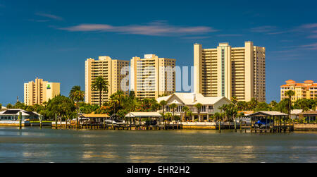 Ansicht von Gebäuden in Daytona Beach und die Halifax-Fluss aus Port Orange, Florida. Stockfoto