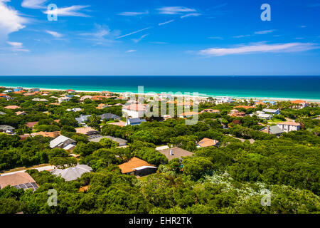 Blick auf Häuser und den Atlantischen Ozean von Ponce de Leon Inlet Leuchtturm, Florida. Stockfoto