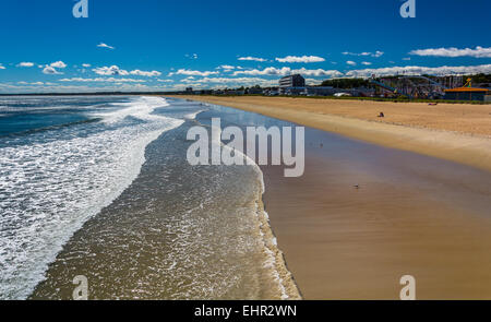 Blick auf den Strand von der Seebrücke in Old Orchard Beach, Maine. Stockfoto