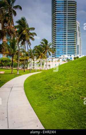 Gehweg und Wolkenkratzer in South Pointe Park, Miami Beach, Florida. Stockfoto