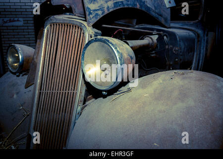 Fragment einer rostigen Stelle eines Kleinwagens Renault Monaquatre, 1934 Stockfoto