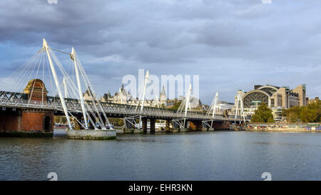 Hungerford Bridge überquert den Fluss Themse in London. Es ist ein viktorianisches Eisenbahnbrücke mit modernen Stege beiderseits. Stockfoto