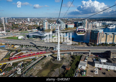 Die Emirates Airline oder Themse Seilbahn verbindet die O2-Arena mit der Londoner Royal Docks. Stockfoto