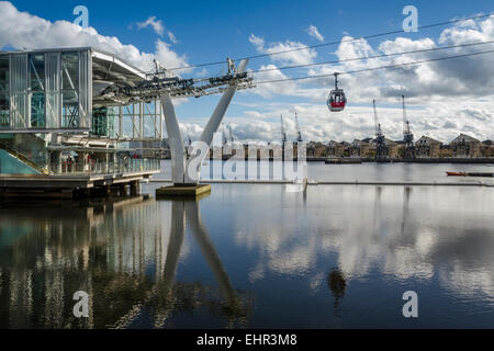 Die Emirates Airline oder Themse Seilbahn verbindet die O2-Arena mit der Londoner Royal Docks. Stockfoto