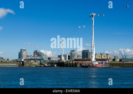 Die Emirates Airline oder Themse Seilbahn verbindet die O2-Arena mit der Londoner Royal Docks. Stockfoto