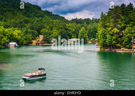 Boot im See Burton in Nordgeorgia, Stockfoto