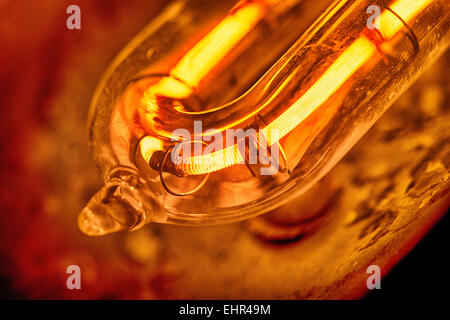 leuchtende Glühfaden ein 1000-Quarz-Halogen-Glühlampe mit Flocken Metall und Hitzeschäden Reflektor und Hitze-dispenser Stockfoto