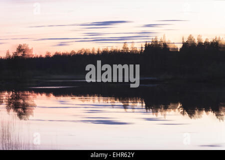 Abendstimmung im Wald, wischen Effekt, Schweden Stockfoto