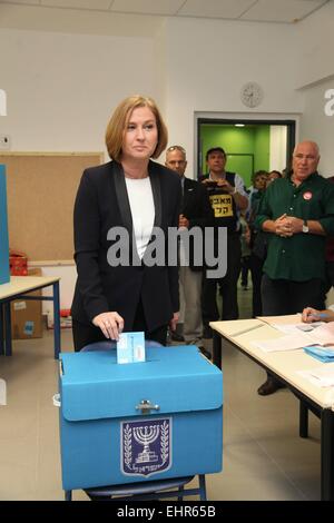 Jerusalem, Israel. 17. März 2015. Israels zionistische Co Gewerkschaftsführer Tzipi Livni wirft ihre Stimmzettel in einem Wahllokal während der parlamentarischen Wahlen in Tel Aviv, Israel, am 17. März 2015. Israel hielt ihre Parlamentswahlen am Dienstag. Bildnachweis: JINI/Roni Schutzer/Xinhua/Alamy Live-Nachrichten Stockfoto