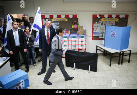 Jerusalem, Israel. 17. März 2015. Israels zionistische Gewerkschaftsführer Isaac Herzog (C) bereitet sich auf seine Stimme in einem Wahllokal während der parlamentarischen Wahlen in Tel Aviv, Israel, am 17. März 2015 abzugeben. Israel hielt ihre Parlamentswahlen am Dienstag. Bildnachweis: JINI/Xinhua/Alamy Live-Nachrichten Stockfoto