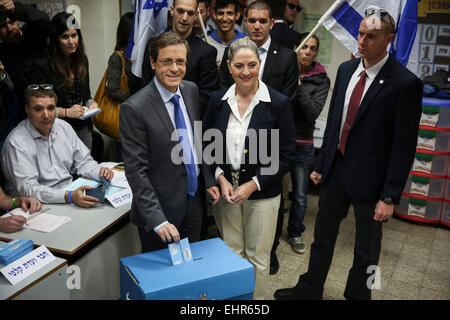 Jerusalem, Israel. 17. März 2015. Israels zionistische Gewerkschaftsführer Isaac Herzog (C-L) wirft seinen Stimmzettel in einem Wahllokal während der parlamentarischen Wahlen in Tel Aviv, Israel, am 17. März 2015. Israel hielt ihre Parlamentswahlen am Dienstag. Bildnachweis: JINI/Xinhua/Alamy Live-Nachrichten Stockfoto