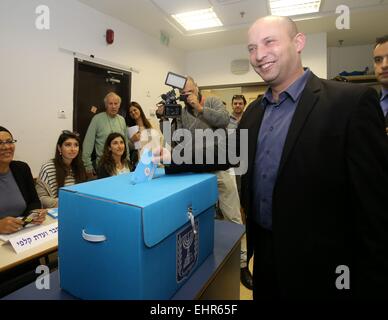 Jerusalem, Israel. 17. März 2015. Israelischen Wirtschaftsminister und jüdischen Hause Führer Naftali Bennet wirft seinen Stimmzettel in einem Wahllokal während der parlamentarischen Wahlen in Raanana, Israel, am 17. März 2015. Israel hielt ihre Parlamentswahlen am Dienstag. Bildnachweis: JINI/Nimrod Glikman/Xinhua/Alamy Live-Nachrichten Stockfoto