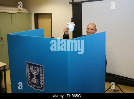 Jerusalem, Israel. 17. März 2015. Israelischen Wirtschaftsminister und jüdischen Hause Führer Naftali Bennet bereitet sich auf seine Stimme in einem Wahllokal während der parlamentarischen Wahlen in Raanana, Israel, am 17. März 2015 abzugeben. Israel hielt ihre Parlamentswahlen am Dienstag. Bildnachweis: JINI/Nimrod Glikman/Xinhua/Alamy Live-Nachrichten Stockfoto