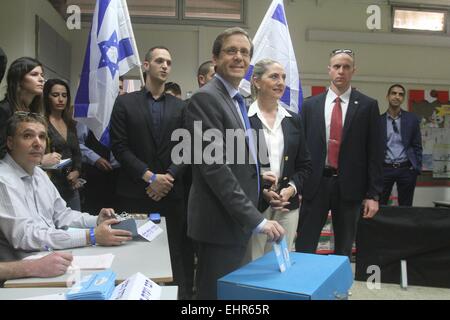 Jerusalem, Israel. 17. März 2015. Israels zionistische Gewerkschaftsführer Isaac Herzog (C) wirft seinen Stimmzettel in einem Wahllokal während der parlamentarischen Wahlen in Tel Aviv, Israel, am 17. März 2015. Israel hielt ihre Parlamentswahlen am Dienstag. Bildnachweis: JINI/Roni Schutzer/Xinhua/Alamy Live-Nachrichten Stockfoto