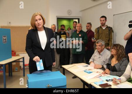 Jerusalem, Israel. 17. März 2015. Israels zionistische Co Gewerkschaftsführer Tzipi Livni wirft ihre Stimmzettel in einem Wahllokal während der parlamentarischen Wahlen in Tel Aviv, Israel, am 17. März 2015. Israel hielt ihre Parlamentswahlen am Dienstag. Bildnachweis: JINI/Roni Schutzer/Xinhua/Alamy Live-Nachrichten Stockfoto