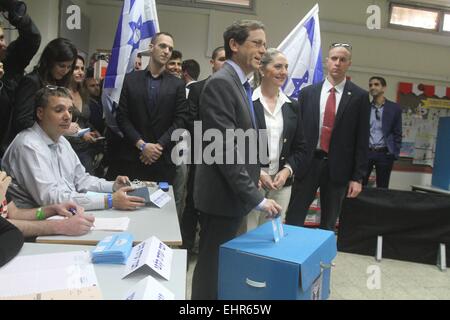 Jerusalem, Israel. 17. März 2015. Israels zionistische Gewerkschaftsführer Isaac Herzog (C) wirft seinen Stimmzettel in einem Wahllokal während der parlamentarischen Wahlen in Tel Aviv, Israel, am 17. März 2015. Israel hielt ihre Parlamentswahlen am Dienstag. Bildnachweis: JINI/Roni Schutzer/Xinhua/Alamy Live-Nachrichten Stockfoto