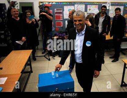 Jerusalem, Israel. 17. März 2015. Israels Kulanu Führer Moshe Kahlon wirft seinen Stimmzettel in einem Wahllokal während der parlamentarischen Wahlen in Haifa, Israel, Northernn am 17. März 2015. Israel hielt ihre Parlamentswahlen am Dienstag. Bildnachweis: Muammar Awad/Xinhua/Alamy Live-Nachrichten Stockfoto