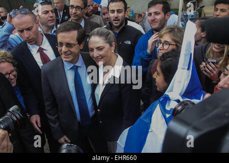 Jerusalem, Israel. 17. März 2015. Israels zionistische Gewerkschaftsführer Isaac Herzog (C-L) wird nach dem Gießen seinen Stimmzettel in einem Wahllokal während der parlamentarischen Wahlen in Tel Aviv, Israel, am 17. März 2015 interviewt. Israel hielt ihre Parlamentswahlen am Dienstag. Bildnachweis: JINI/Roni Schutzer/Xinhua/Alamy Live-Nachrichten Stockfoto