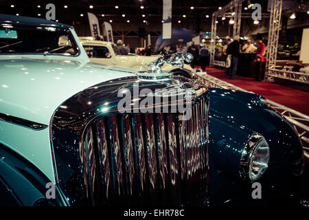 Kühlerfigur für einen britischen 2-türiges Sport Limousine Jaguar Mk IV 3,5 Liter Drop Head Coupé Vanden Plas, 1947. Stockfoto