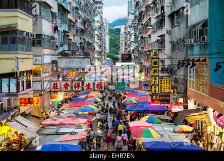 Hong Kong, Hong Kong SAR-8. November 2014: Straßenmarkt Fa Yuen Street in Mong Kok Bereich von Kowloon, Hong Kong beschäftigt. Stockfoto