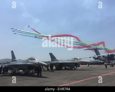 Langkawi, Malaysia 17. März 2015. Kunstflug-Team hat einen Vorbeiflug an LIMA Verteidigung Ausstellung Credit: Chung Jin Mac/Alamy Live News Stockfoto