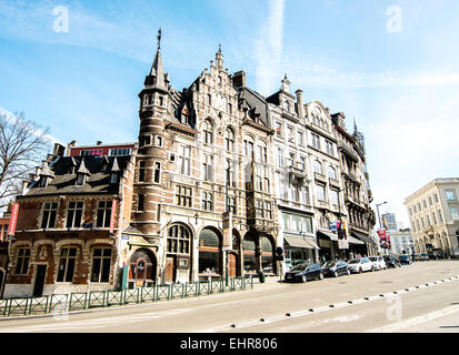 Historisches Gebäude Fassaden in einer hügeligen Straße in Brüssel, Belgien. Stockfoto