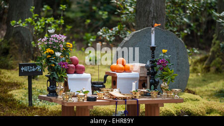 Sanzen im buddhistischen Tempel, Ohara, Japan. Bereit für eine Feder-Zeremonie im freien altar Stockfoto