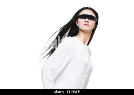 Junge Frau trägt ein paar intelligente Gläser Stockfoto