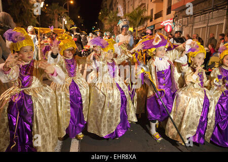 Kinder in phantasievollen Kostümen auf dem Jahrmarkt, Santa Cruz De Tenerife, Teneriffa, Kanarische Inseln, Spanien Stockfoto