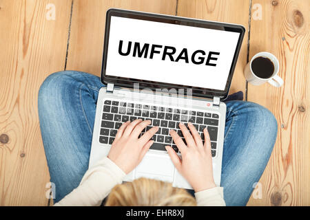 Umfrage (Deutsch) geschrieben am laptop Stockfoto