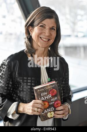 Köln, Deutschland. 16. März 2015. US-Autorin Anna Quindlen stellt während des Literaturfestivals Lit.cologne in Köln, 16. März 2015. Nach den Angaben des Festivals ist es das größte Literaturfestival in Europa, und es endet am 21. März 2015. Foto: Henning Kaiser/Dpa/Alamy Live News Stockfoto