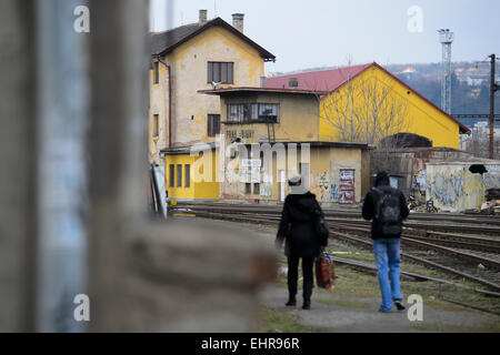 Eine große Skulptur von Ales Vesely, geformt wie eine Schiene in Richtung Himmel, die auch ein Symbol der Jakobsbrunnen Leiter in Prager aufgelösten Bubny Bahnhof installiert wurde Bild (), von denen jüdische Transporte ging im zweiten Weltkrieg und die ist eine Stille Gedenkstätte zur Erinnerung an den Holocaust-Opfer zu werden. Die Skulptur wurde symbolisch enthüllt in Prag, Tschechische Republik, 16. März 2015 anlässlich die Nacht zum 9. März 1944, bei fast 4000 Gefangene, brachte aus der Terezin (Theresiendstadt) "Familienlager," Nordböhmen, in das Vernichtungslager in Oswiecim (Auschwitz ums Leben kamen Stockfoto