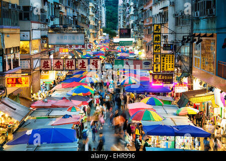 Hong Kong, Hong Kong SAR-8. November 2014: Straßenmarkt Fa Yuen Street in Mong Kok Bereich von Kowloon, Hong Kong beschäftigt. Stockfoto