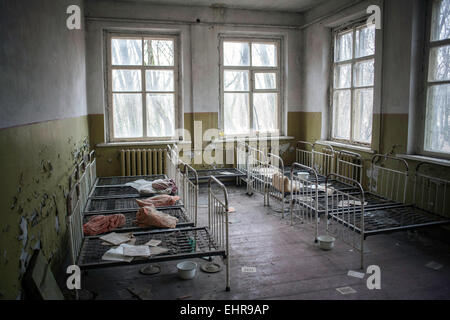 Schlafsaal, verlassenen Kindergarten eines Dorfes in der kontaminierten Zone, in der Nähe von Tschernobyl, Kopachi, Ukraine Stockfoto